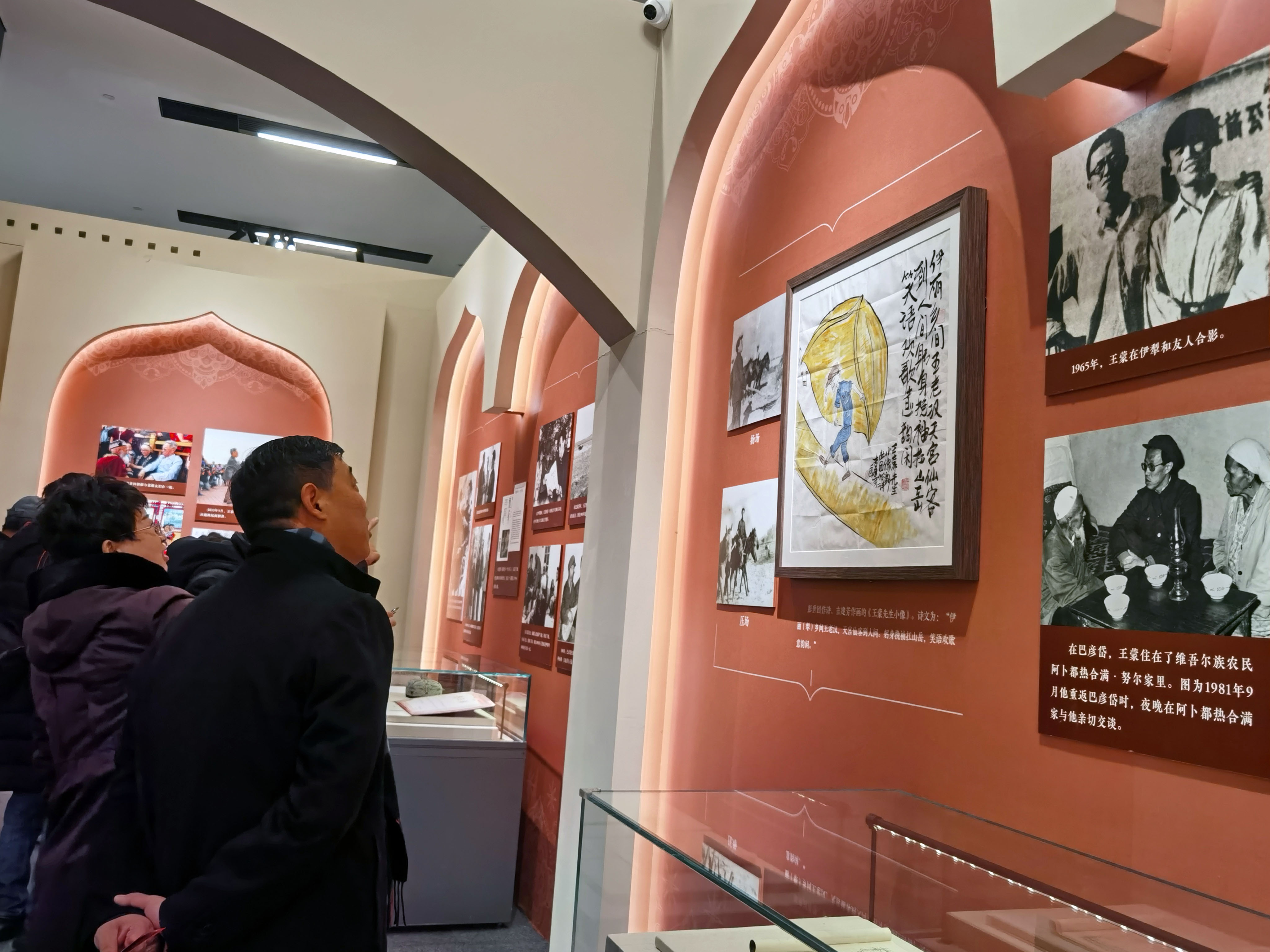 中国国家博物馆，观众在彭世团作诗、吉建芳作画的《王蒙先生小像》前观看