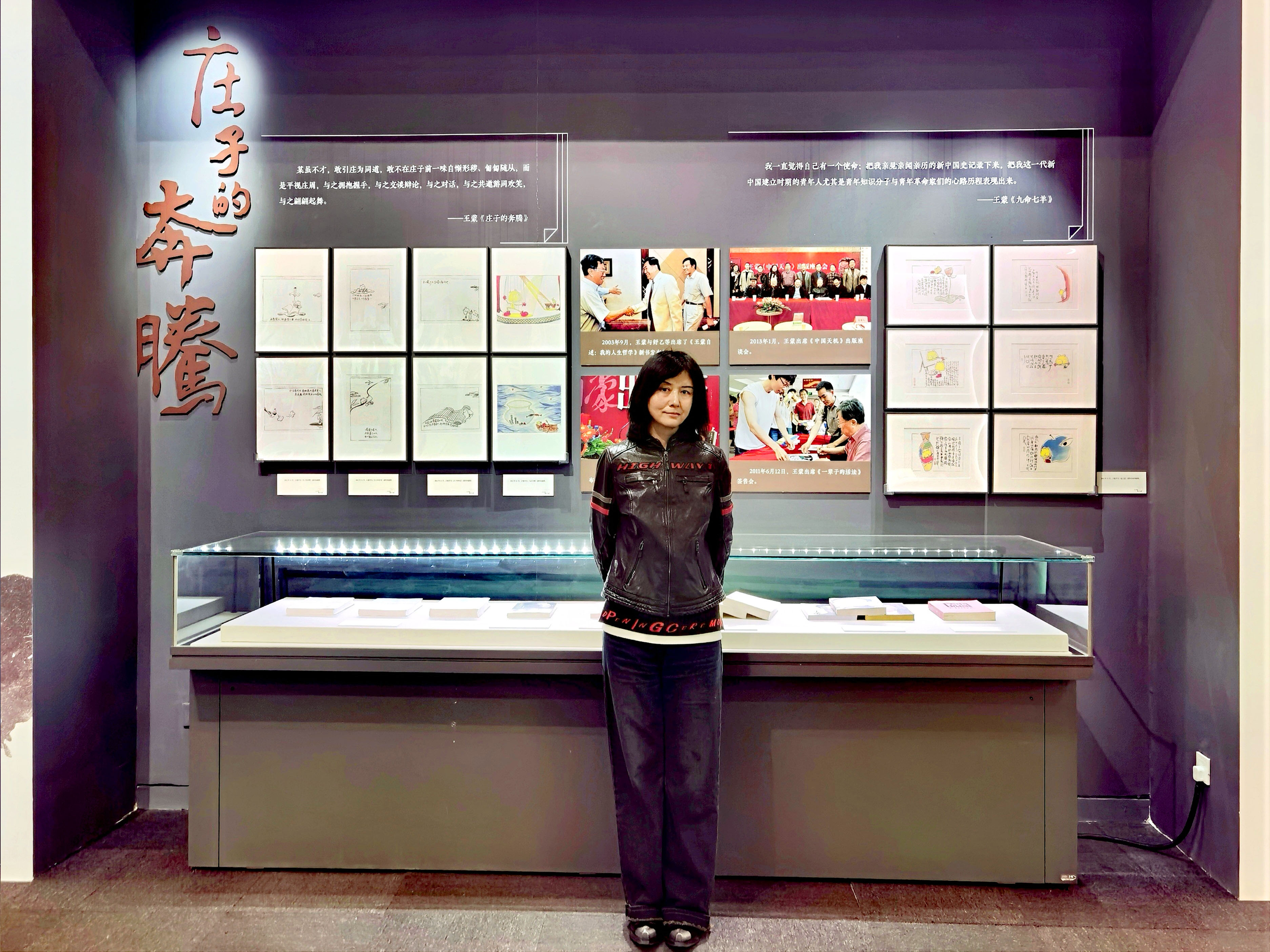 吉建芳在中国国家博物馆展厅的插画原作前