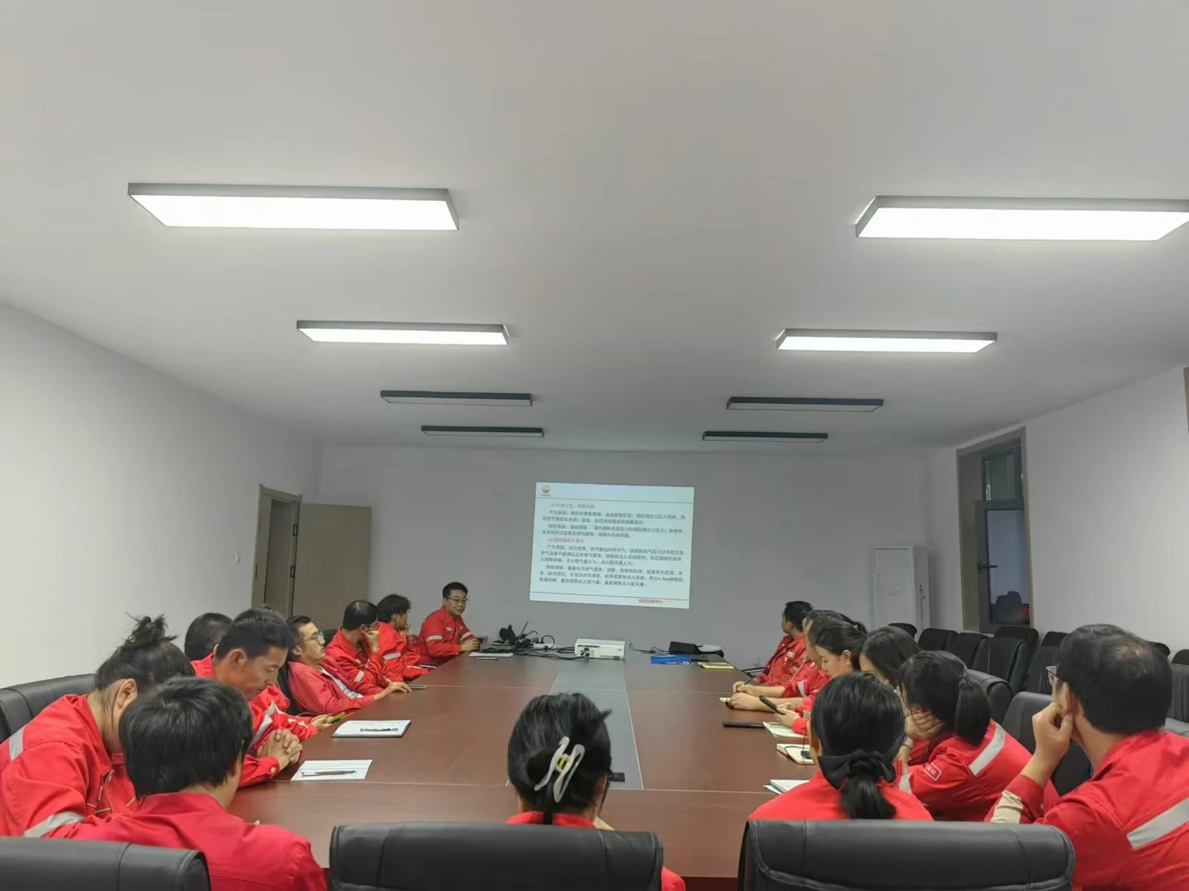 图示, 示意图

中度可信度描述已自动生成
