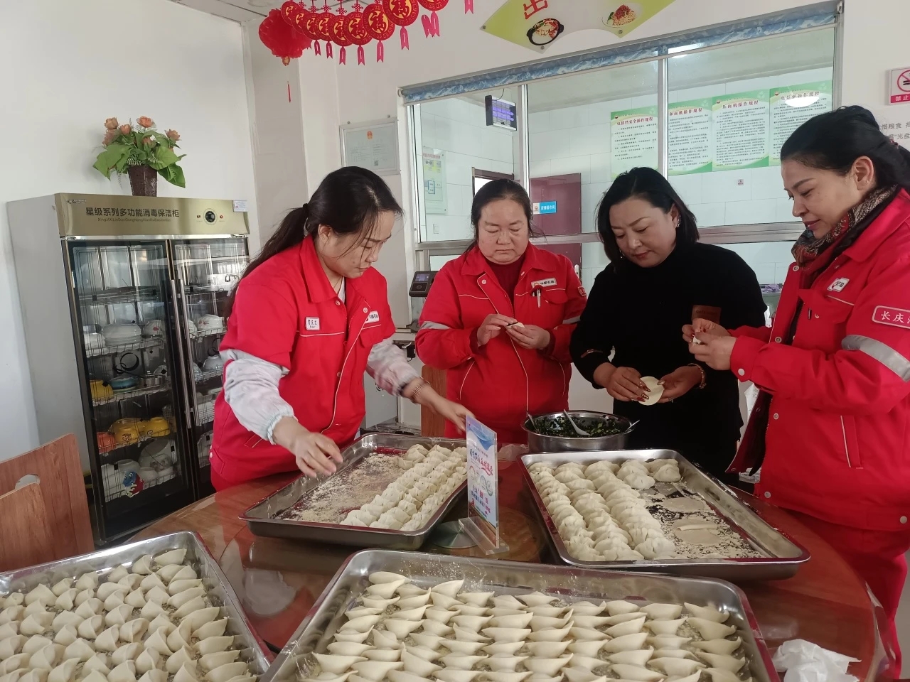 图示, 示意图

中度可信度描述已自动生成