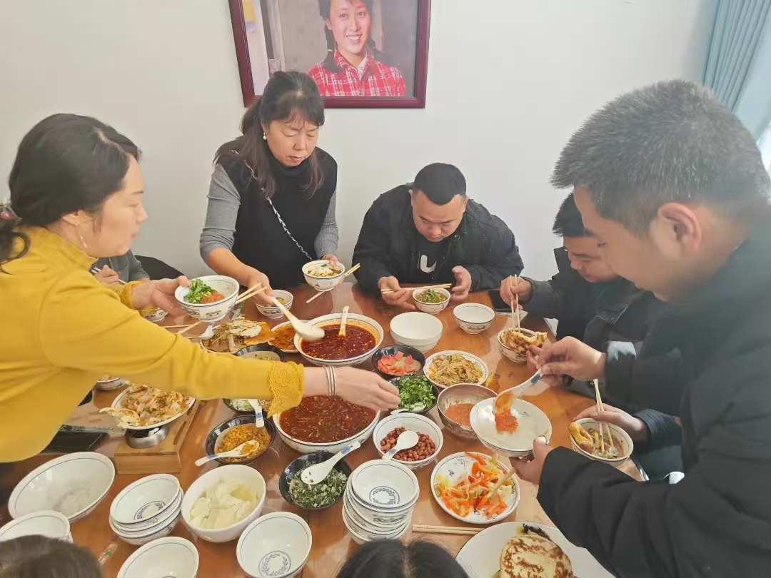 图示, 示意图

中度可信度描述已自动生成