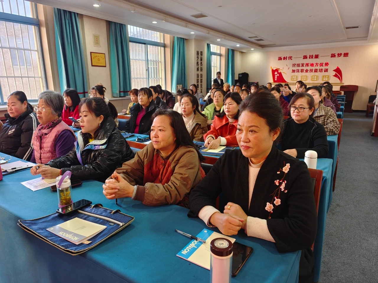 图示, 示意图

中度可信度描述已自动生成