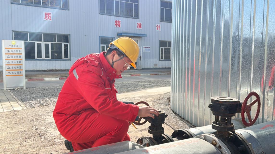 乔河作业区安全员张翼鹏检查站内流程